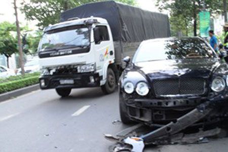 Siêu xe Bentley biển tứ quý bẹp đầu trong tai nạn liên hoàn